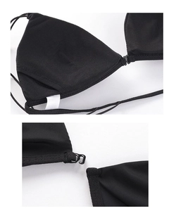 Detail eines schwarzen bügellosen Bralettes mit Vorderverschluss und Triangel-Cups