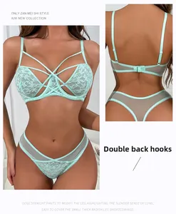 Détail d'un soutien-gorge en dentelle vert menthe avec fermeture arrière à deux agrafes