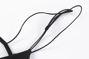Makroaufnahme von dünnen verstellbaren Trägern und schwarzen Ringen für Damen-Dessous