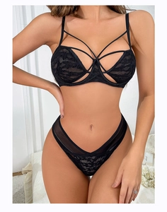 Détail d'un ensemble de lingerie en dentelle noire avec lanières et découpes élégantes