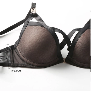 Dettaglio di un set reggiseno in mesh con ali laterali e supporto alto circa 7,5 cm