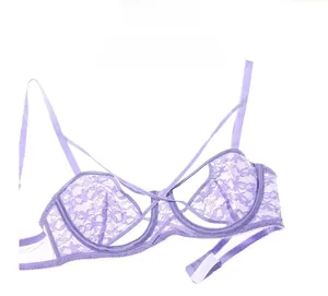 Détail d'un soutien-gorge en dentelle lavande avec lanières croisées et tulle transparent