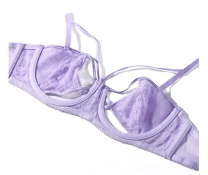 Détail de lingerie en dentelle violet clair montrant les textures de maille et armatures