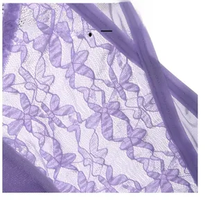 Gros plan sur la dentelle violette aux motifs de papillon et maille respirante du soutien-gorge