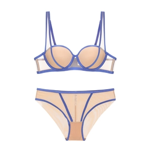 Dettaglio del set intimo in mesh beige con finiture blu a contrasto e cuciture rifinite