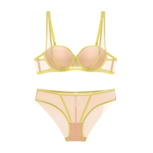 Dettaglio di un set di lingerie in pizzo verde e beige con tessuto a rete traspirante