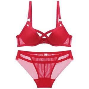 Set di lingerie in rete rossa con reggiseno a chiusura frontale e slip con cinturini