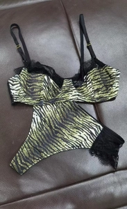 Ensemble de lingerie imprimé zèbre avec dentelle noire et bretelles réglables à plat