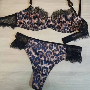 Ensemble lingerie léopard sexy avec tissu satiné et bordure en dentelle noire