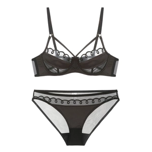 Détails d'un ensemble de lingerie en résille noire avec broderies ondulées et armatures