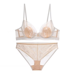 Ensemble lingerie en dentelle française avec soutien-gorge en résille et culotte beige