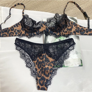 Completo intimo con stampa leopardata, pizzo a ciglia nero e spalline regolabili