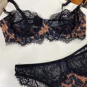 Dettaglio del set reggiseno maculato e perizoma in pizzo nero trasparente ricamato