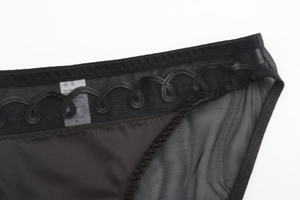 Détails en maille noire et broderie en spirale sur une culotte transparente pour femme