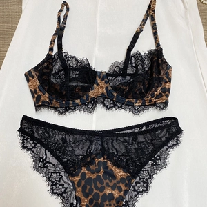 Dettaglio reggiseno maculato e bordo in pizzo floreale su set lingerie trasparente