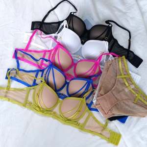 Ensembles de lingerie en tulle avec lanières en satin et boucles dorées sur tissu