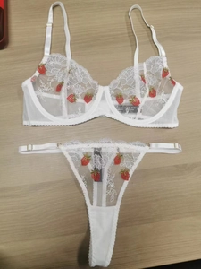 Ensemble de lingerie en dentelle blanche avec détails brodés de fraises rouges