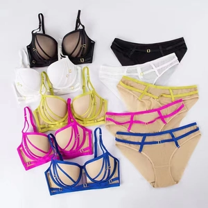 Détail d'un ensemble de lingerie bicolore avec empiècements mesh et fermoirs dorés