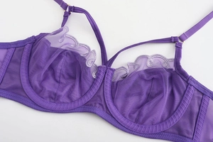 Detailansicht eines lila Spitzen-BHs mit Mesh, Stickerei und verstellbaren Trägern