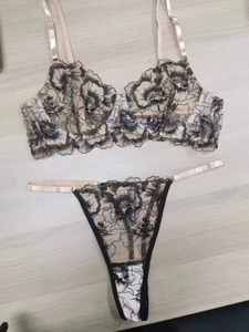 Détail d'un ensemble de lingerie avec broderie florale et culotte assortie