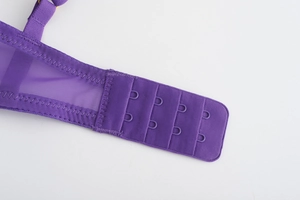 Detailansicht der lila Mesh-Dessous mit einem sicheren zweireihigen Haken- und Ösenverschluss