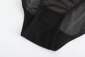 Détails de couture en maille noire et satin sur cette lingerie sexy en dentelle française