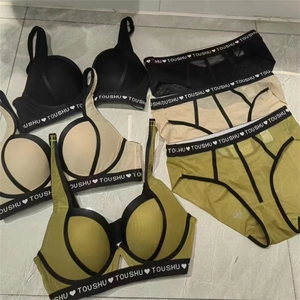 Vue détaillée de trois ensembles de sous-vêtements push-up en noir, nude et vert olive