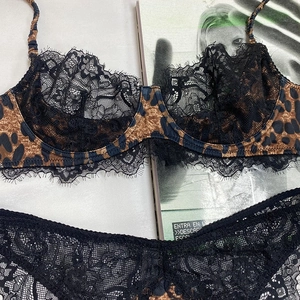 Set lingerie con stampa leopardata, pizzo nero e reggiseno con ferretto