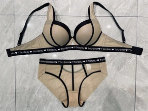 Détail d'un ensemble de lingerie push-up en maille beige avec bande logo TOUSHU noire