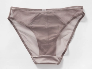 Dettaglio slip senza cuciture in rete semitrasparente grigio-viola con cuciture delicate