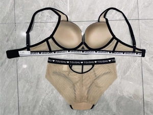 Détail de l'ensemble soutien-gorge push-up et culotte avec maille et bande élastique