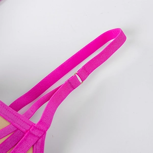 Détail de la bretelle de soutien-gorge rose vif avec anneaux dorés et couture précise