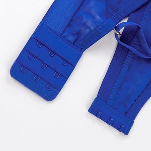 Vue détaillée de l'attache dorsale d'un soutien-gorge bleu avec agrafage à trois rangs et mesh