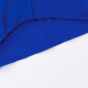 Détail macro du tissu bleu sans couture et de la maille respirante sur le soutien-gorge