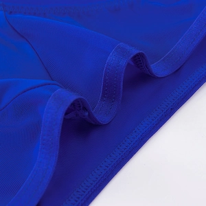 Gros plan du tissu en maille bleu foncé avec coutures précises et bords élastiques