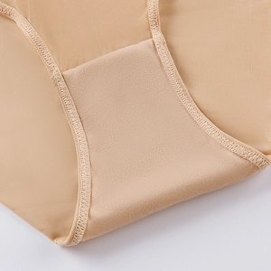 Détails du tissu en maille beige et des coutures précises sur cette lingerie pour femme