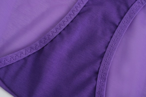 Détail des coutures en maille violette et broderie en forme de M sur soutien-gorge français