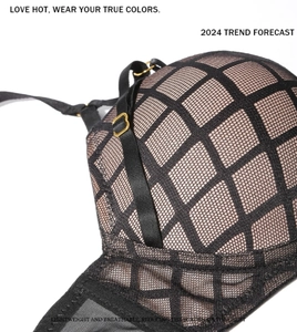 Détail du soutien-gorge en maille noire avec doublure beige et boucles dorées réglables