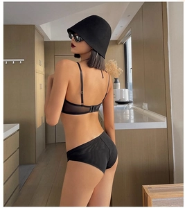 Vue détaillée du dos d'un ensemble de lingerie en dentelle noire avec mesh respirant