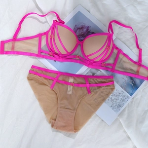 Ensemble de lingerie en résille nude et rose avec bretelles contrastées et boucles