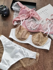 Détail à plat d'un ensemble de lingerie en dentelle française avec broderie florale rose