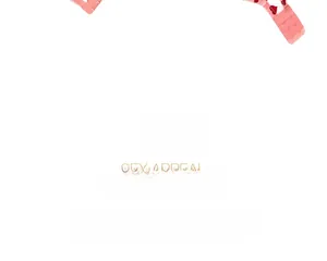 Détail d'un soutien-gorge en maille rose avec motifs coeurs rouges et double agrafage dos