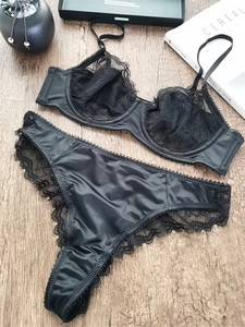 Ensemble de lingerie en dentelle noire avec soutien-gorge à cils et détails en satin