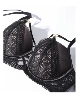 Détails de ce soutien-gorge en dentelle noire avec motifs crochet et anneaux dorés