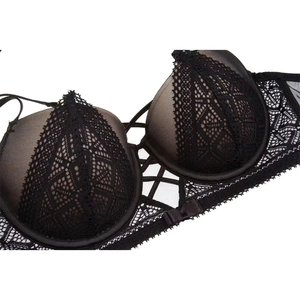 Détail de dentelle géométrique noire sur bonnets chair avec design de bandage croisé