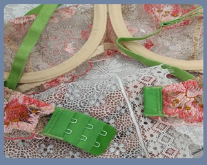 Vue détaillée du soutien-gorge en dentelle avec broderie florale et bretelles vertes