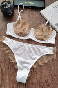 Ensemble lingerie en dentelle blanc et marron sur fond bois avec accessoires élégants