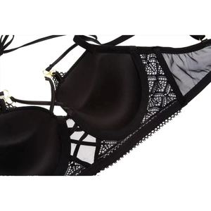 Détail des bonnets en dentelle noire et anneaux dorés de cet ensemble de lingerie