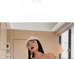 Détail de soutien-gorge en dentelle rose clair à fines bretelles et motifs cœurs