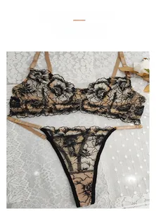Detail van kanten lingerieset met bloemenvet en verstelbare goudkleurige bandjes